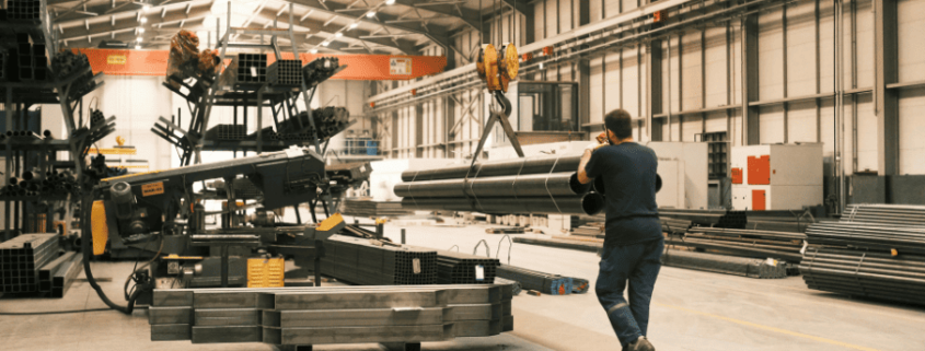 Hombre cargando material en una báscula industrial automatizada en un entorno de producción